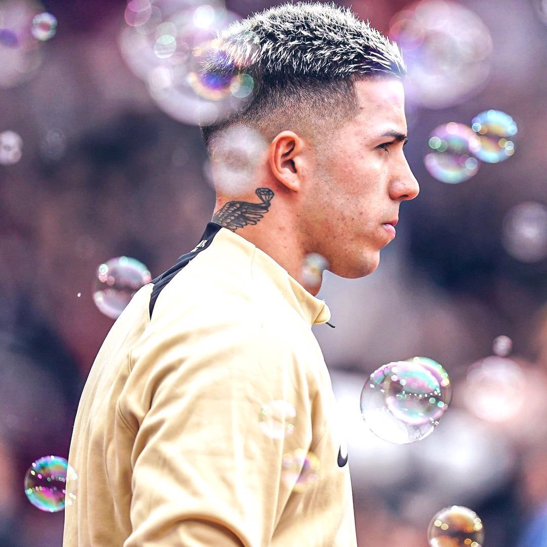 雷恩球员训练场上互相鼓励，为比赛做好准备的简单介绍