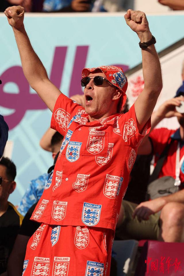 精彩的球赛持续上演,球迷情绪高涨 精彩的球赛持续上演,球迷情绪高涨