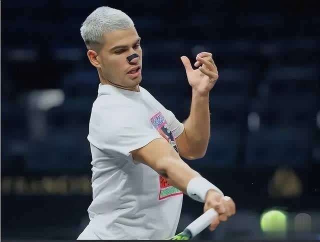 包含澳大利亚网球队逆转西班牙网球队，费德勒关键制胜的词条