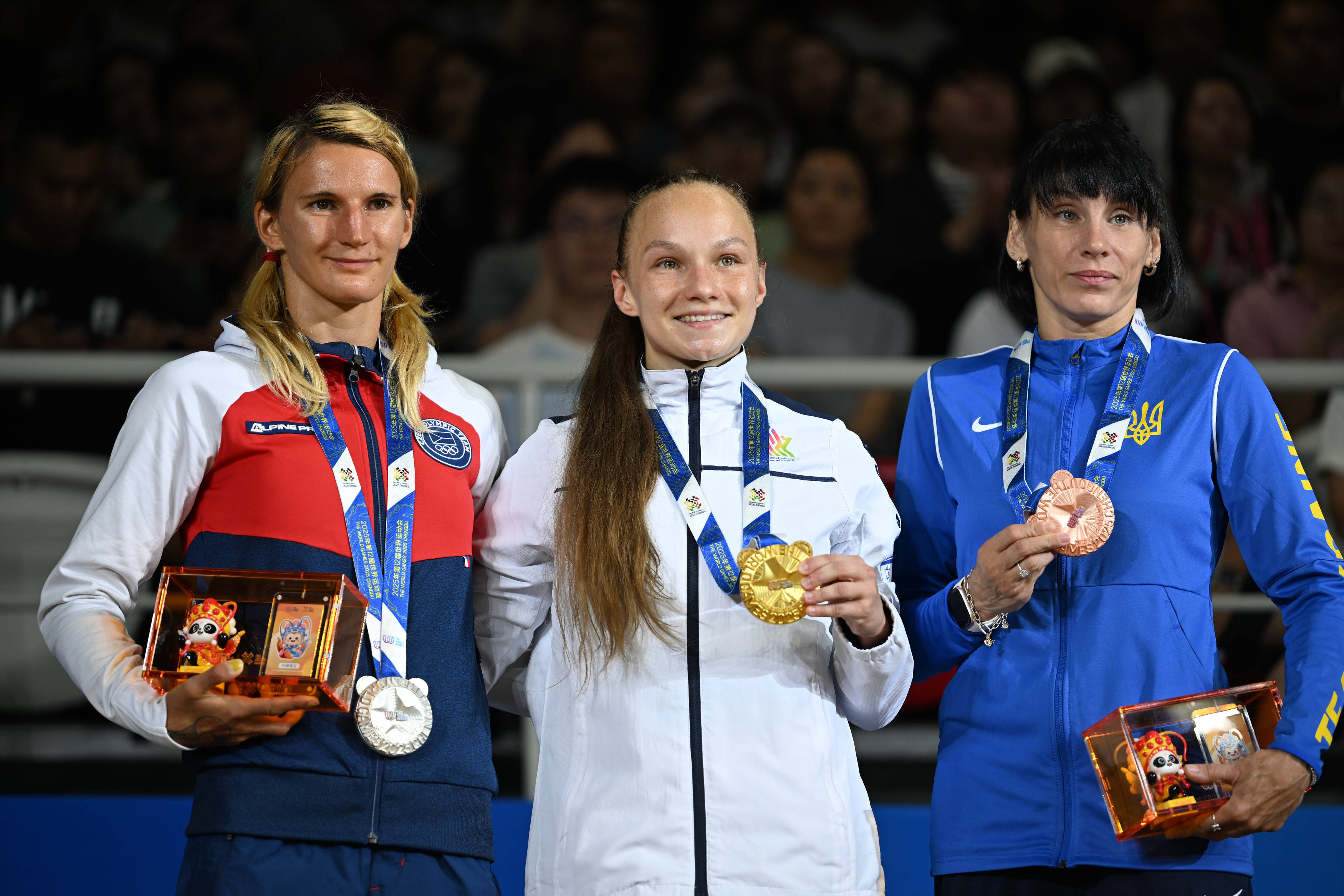 女子足球硬汉球员勇夺胜利！