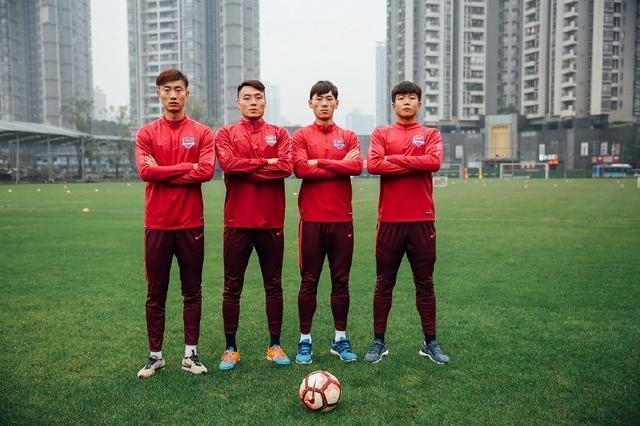 包含重庆力帆队员倾尽全力，冲刺前进！的词条