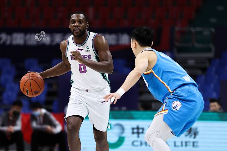 山东男篮轻松战胜四川队,取得胜利 山东男篮轻松战胜四川队,取得胜利