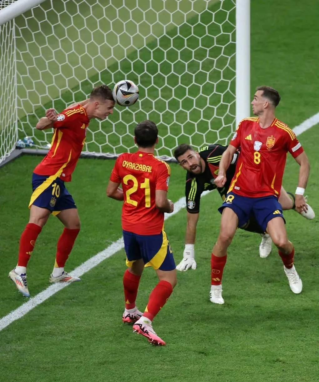 世界杯赛场上的非比寻常进球和绝杀瞬间的简单介绍