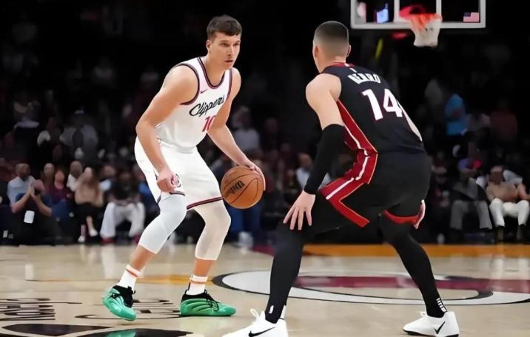 包含球队近况一片黑暗，拟定新战术谋求逆袭的词条