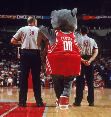 火箭吉祥物Clutch大秀绝技，成为队友不可或缺的贵人的简单介绍