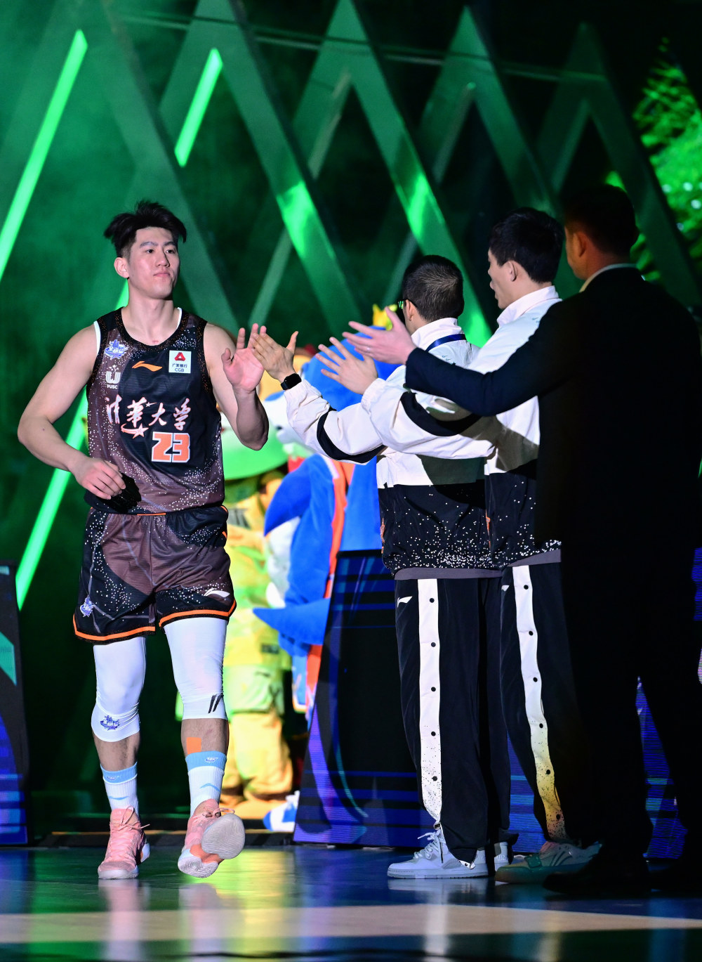 篮球赛场上的明星球员受到瞩目