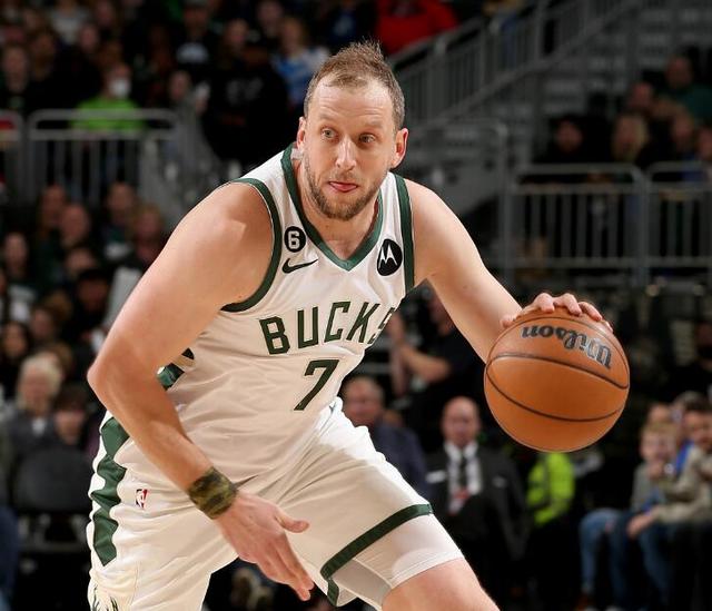 包含希腊男篮轻取雄鹿B队，乔治·希尔高光表现的词条