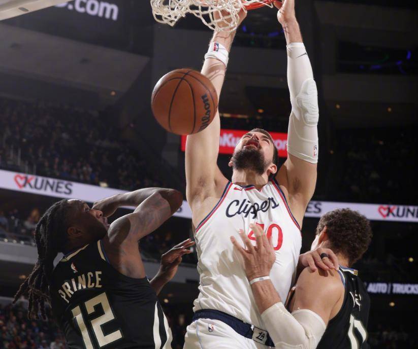 包含湖人鏖战天津队，利拉德惊艳四座的词条